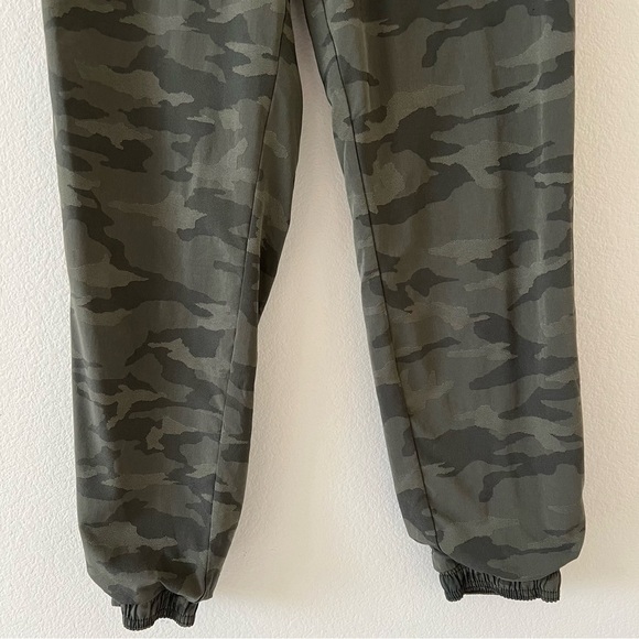 Athleta Brooklyn Textured Lined Lux Jogger Olive Camo Athleisure Gorpcore Size 8 - Picture 8 of 16